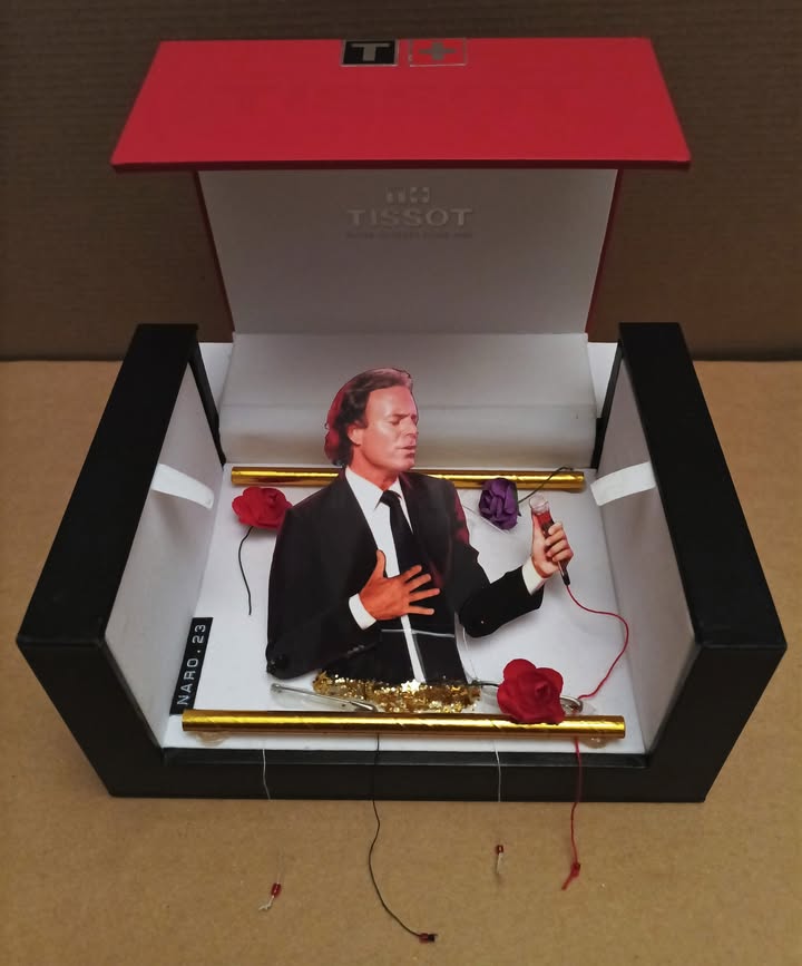 Julio Iglesias, como un Reloj Suizo — Caja abierta con figura articulada