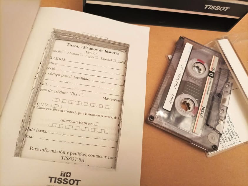 Julio Iglesias, como un Reloj Suizo — Compartimento con libro y cassette
